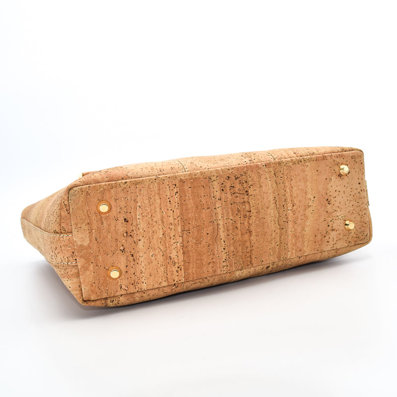 Marge medium tote bag in natural colour. Strap included which allow the bad to be a cross body as well.  Made from cork leather and is vegan and peta approved.